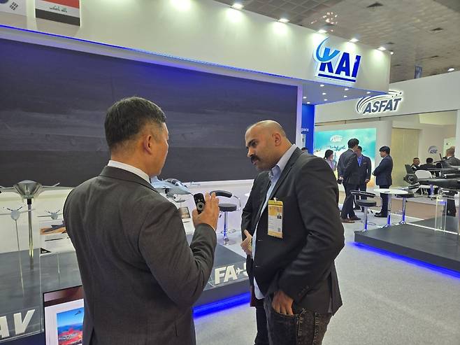 지난 19~22일(현지시간) 이라크 바그다드에서 ‘IQDEX 2025’가 열렸다. 전시회에 참가한 한국항공우주산업(KAI) 부스를 찾은 이라크 총리. [KAI 제공]