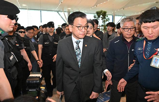 최 부총리가 오는 24일(현지시간) 미국 워싱턴 D.C.에서 열리는 ‘한·미 2+2 통상협의’에 참석하기 위해 22일 오전 미국 워싱턴 D.C.로 출국하고 있다.［헤럴드경제DB］