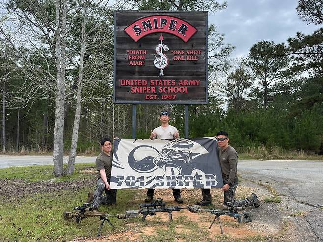 육군 1군단 특공연대 저격수팀은 4~10일 미국 조지아주 포트무어에서 개최된 ‘2025년 미 국제 저격수대회’에 참가해 ‘국제부문 1위’의 성적을 거두었다. 대회에 참가한 1군단 특공연대 저격수팀 이동석 중사(왼쪽), 장제욱 중사(중앙)와 박대운 상사(오른쪽)가 기념사진을 촬영하는 모습. [육군 제공]