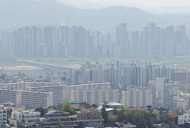 서울 남산에서 바라본 시내 아파트 단지의 모습. [연합]