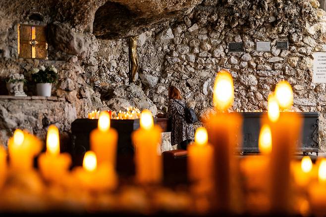 프란치스코 교황이 지난 21일(현지시간) 선종했다는 소식에 크로아티아의 한 성당에서 한 여성이 기도하고 있다. [로이터]