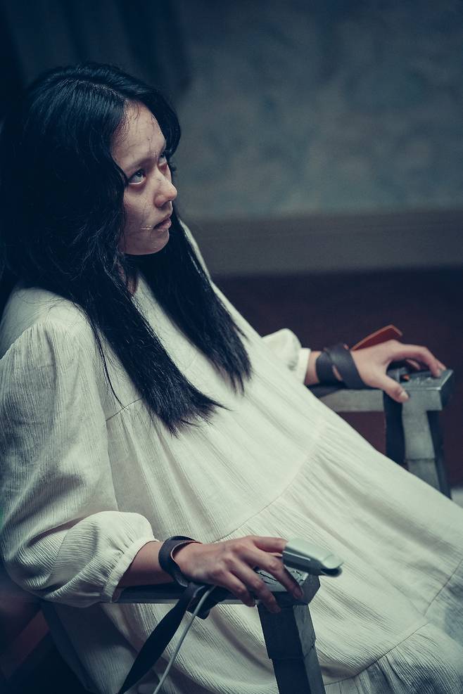 ‘거룩한 밤: 데몬헌터스’는 부마자 ‘은서’를 연기한 배우 정지소를 제외하고는 설명이 불가능하다./롯데엔터테인먼트 제공