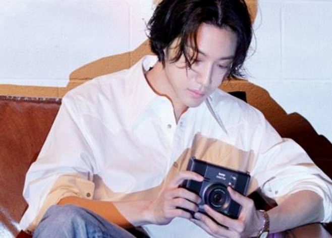 배우 이종원이 한국후지필름의 ‘인스탁스 와이드 에보’를 들고 있는 모습. [공식 홈페이지 켑처]