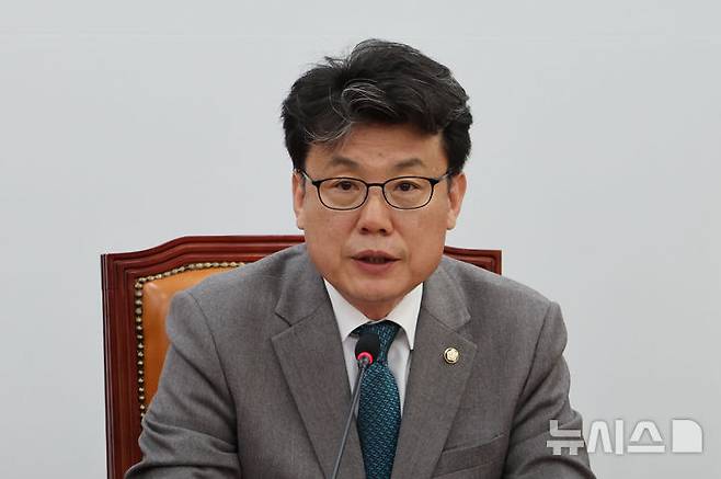 [서울=뉴시스] 권창회 기자 = 진성준 더불어민주당 정책위의장이 8일 오전 서울 여의도 국회에서 열린 원내대책회의에서 발언하고 있다. 2025.04.08. kch0523@newsis.com