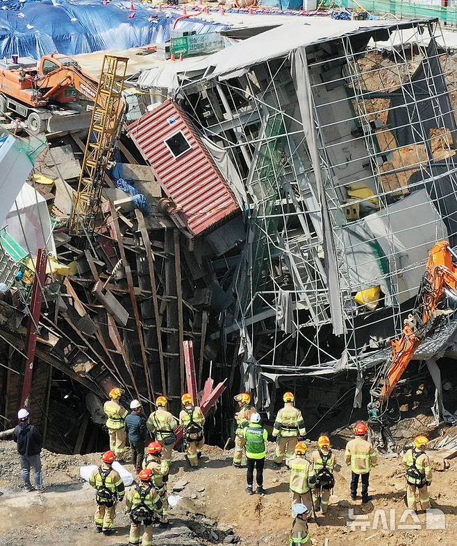 [광명=뉴시스] 김종택 기자 = 15일 경기도 광명시 신안산선 복선전철 붕괴 사고현장에서 구조대원들이 실종자 수색 작업을 하고 있다. 2025.04.15. jtk@newsis.com