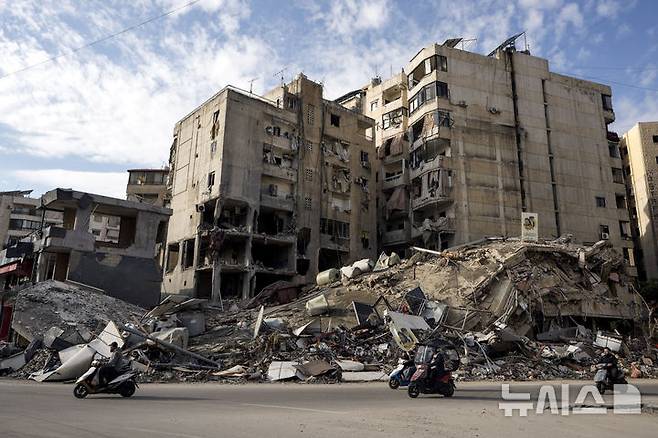 [베이루트=AP/뉴시스] 레바논 수도 베이루트 남부 다히예 지역이 정전 합의 이틀 뒤인 2024년 11월 29일에도 계속된 이스라엘 폭격으로 폐허가 된 모습. 2025.04.23.