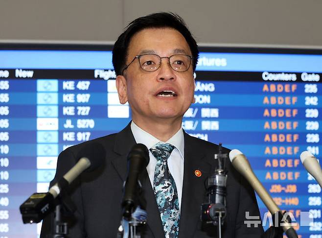 [인천공항=뉴시스] 이영환 기자 = 최상목 경제부총리 겸 기획재정부 장관이 22일 오전 인천국제공항 제2여객터미널에서 미국 워싱턴 D.C. 출국을 앞두고 발언을 하고 있다.최상목 경제부총리 겸 기획재정부 장관은 오는 23일~25일(현지시간) 미국 워싱턴 D.C.에서 개최되는 주요 20개국(G20) 재무장관 회의 및 국제통화금융위원회(IMFC)에 참석하며 24일(현지시간)에는 안덕근 산업통상자원부 장관과 함께 2+2 통상협의에 참여할 예정이다. 이 협의에는 스콧 베센트 미 재무부 장관, 제이미슨 그리어 무역대표부(USTR) 대표가 마주한다. 2025.04.22. 20hwan@newsis.com