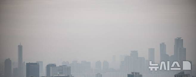 [서울=뉴시스] 정병혁 기자 = 흐린 날씨를 보인 2일 서울 남산에서 바라본 도심에 안개가 잔뜩 끼어있다. 2025.03.02. jhope@newsis.com