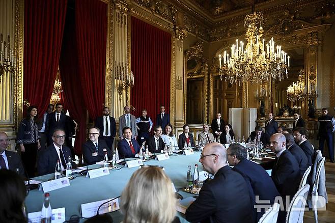 [파리=AP/뉴시스]마코 루비오 미 국무장관(왼쪽 가운중앙)과 장-노엘 바로 프랑스 외무장관(오른쪽)이 지난 17일(현지시각) 파리에서 우크라이나와 우크라이나 안보에 관한 고위급 회의에 참석하고 있다. 루비오 장관이 런던에서 열리는 후속 회의에 불참하기로 했다. 2025.4.23.