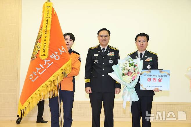 [안산=뉴시스] 박정훈 안산소방서장(오른쪽 첫 번째)이 김재병 경기도소방재난본부장에게 장려상을 받은 후 함께 기념촬영을 하고 있다. (사진=안산소방서 제공) 2025.04.23. photo@newsis.com