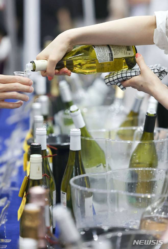 [서울=뉴시스] 김선웅 기자 =지난해 7월  4일 서울 강남구 코엑스에서 열린 2024 서울국제주류&와인박람회에서 세계 각 나라별 다양한 주류가 소개·판매되고 있다. (해당 사진은 기사와 직접 관련이 없습니다.) 2024.07.04. mangusta@newsis.com