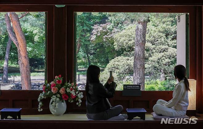 [서울=뉴시스] 김진아 기자 = 16일 서울 종로구 종묘 망묘루가 특별 개방되고 있다. 향대청 옆 망묘루 내부는 국가유산청 출범을 맞아 오는 17일부터 6월30일까지 특별 개방된다. 2024.05.16. bluesoda@newsis.com