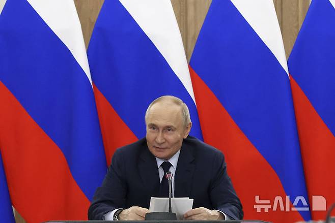 [모스크바=AP/뉴시스] 블라디미르 푸틴 러시아 대통령이 현 전선에서 우크라이나 침공을 중단하겠다고 미국에 제안한 것으로 알려졌다. 22일(현지 시간) 파이낸셜타임스(FT)는 푸틴 대통령이 지난 11일 스티브 위트코프 미국 중동특사에게 '최전선 침공을 중단하고, 키이우 통제 하에 있는 우크라이나 4개 지역에 대한 영유권을 포기할 수 있다'는 취지로 말했다고 보도했다. 사진은 푸틴 대통령이 지난 16일 모스크바에 있는 바우만 모스크바 국립공대에서 열린 우주 비행 전략 개발 회의에 참석해 발언하는 모습. 2025.04.17.