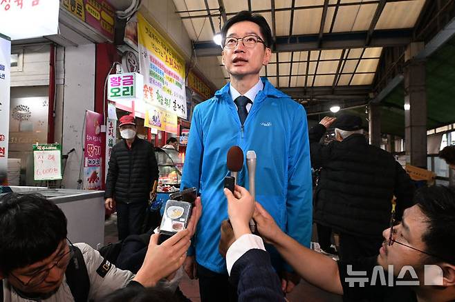 [광주=뉴시스] 이영주 기자 = 김경수 제21대 대통령 선거 더불어민주당 경선 후보가 지난 22일 오전 광주 서구 양동시장에서 언론 인터뷰를 하고 있다. 2025.04.22. leeyj2578@newsis.com