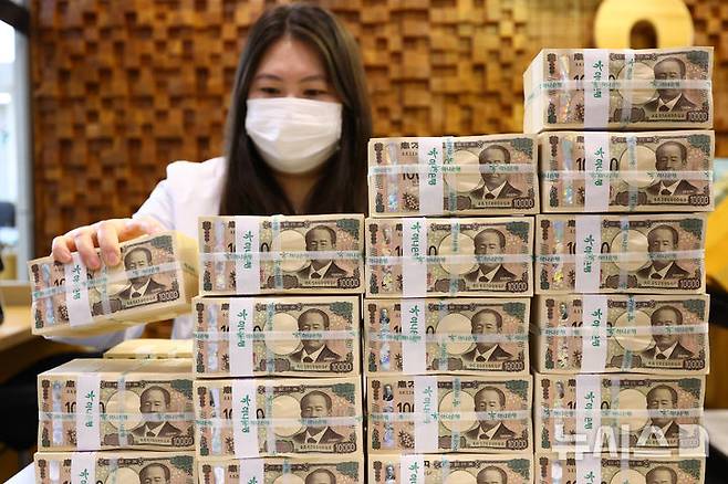 [서울=뉴시스] 황준선 기자 = 22일 서울 중구 하나은행 위변조대응센터에서 직원이 엔화를 정리하고 있다. 미국 트럼프 행정부의 관세 타격에 따른 경기 침체 우려에 엔화가 새로운 투자처로 각광받으며 달러 당 엔화 가치는 140엔 선까지 내려가 7개월 만에 최고 수준으로 나타났다. 2025.04.22. hwang@newsis.com