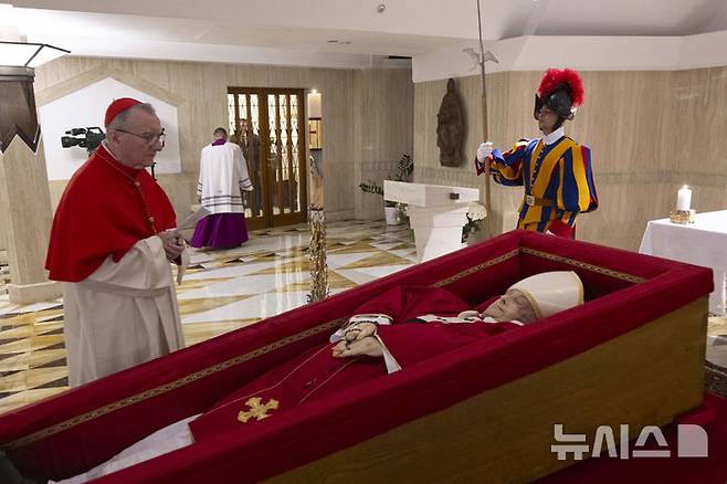 [바티칸=AP/뉴시스] 21일(현지 시간) 바티칸의 교황 개인 경당 내 관 속에 프란치스코 교황의 시신이 안치돼 있다. 교황청은 프란치스코 교황이 로마의 산타 마리아 마조레 대성전 지하에 특별한 장식 없이 간소하게 묻어달라는 유언을 남겼다고 전했다. 2025.04.22.