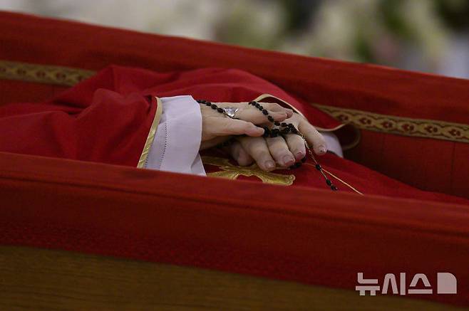 [바티칸=AP/뉴시스] 21일(현지 시간) 바티칸의 교황 개인 경당 내 관 속에 프란치스코 교황의 시신이 안치돼 있다. 교황청은 프란치스코 교황이 로마의 산타 마리아 마조레 대성전 지하에 특별한 장식 없이 간소하게 묻어달라는 유언을 남겼다고 전했다. 2025.04.22.