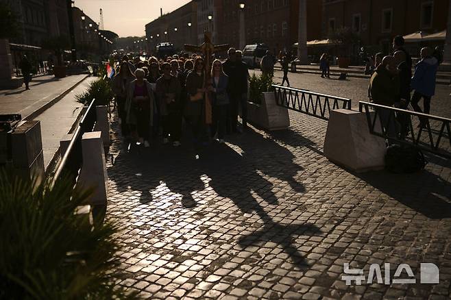 [바티칸=AP/뉴시스] 22일(현지 시간) 크로아티아에서 온 순례자들이 바티칸에 도착하고 있다. 크로아티아는 가톨릭 인구 비중이 매우 높은 나라로, 순례자들은 프란치스코 교황에 대한 존경과 애도의 뜻을 표하기 위해 바티칸에 도착한 것으로 보인다. 2025.04.22.