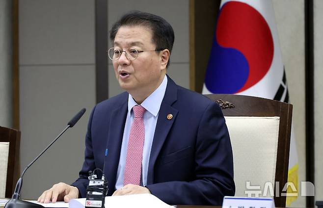 [세종=뉴시스] 강종민 기자 = 방기선 국무조정실장이 23일 세종시 정부세종청사에서 열린 제5차 외청장 회의에서 발언하고 있다. 2025.04.23. ppkjm@newsis.com