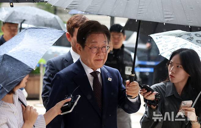[서울=뉴시스] 김선웅 기자 = 이재명 제21대 대통령 선거 더불어민주당 경선 후보가 지난 22일 서울 서초구 서울 서초구 서울중앙지법에서 열린 대장동 배임 및 성남FC 뇌물 의혹 사건 75차 공판에 출석하고 있다. 2025.04.22. mangusta@newsis.com