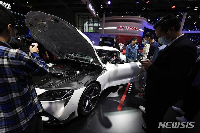 [상하이=AP/뉴시스] 중국 상하이에서 열린 국제 모터쇼에 등장한 도요타 승용차가 입장객의 뜨거운 관심을 받고 있다. 자료사진. 2025.04.23