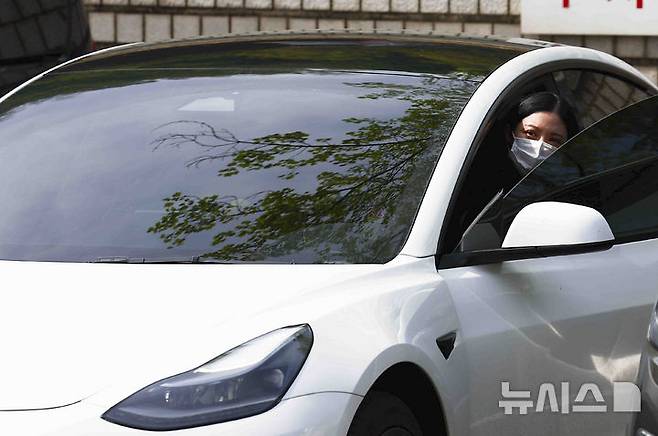 [서울=뉴시스] 김근수 기자 = 조국혁신당 조국 전 대표의 딸 조민이 23일 서울 서초구 서울중앙지방법원에서 열린 허위작성공문서행사, 업무방해, 위계공무집행방해 혐의 관련 2심 선고 공판에서 벌금 1천만원을 선고받은 후 테슬라 차량에 탑승하고 있다. 2025.04.23. ks@newsis.com