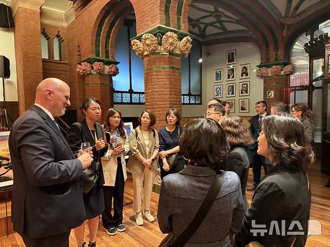 [전주=뉴시스] 전북특별자치도가 한-스페인 수교 75주년을 맞아 바르셀로나에서 개최되는 한국문화주간에 전북 관광 홍보와 관광 100선 기념품 전시회를 개최했다. (사진= 전북자치도의회 제공)  *재판매 및 DB 금지