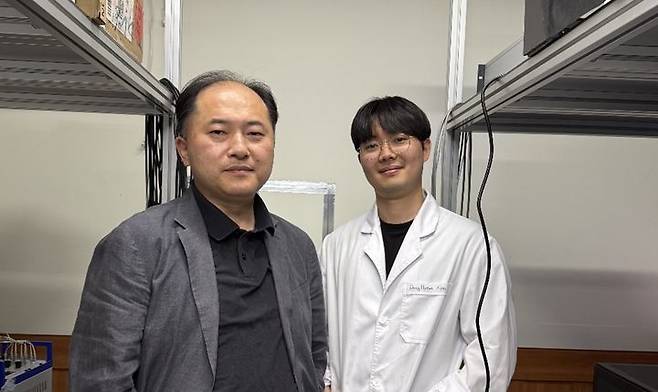 한양대 물리학과 정문석 교수(왼쪽), 김동현 박사. (사진=한양대 제공) *재판매 및 DB 금지