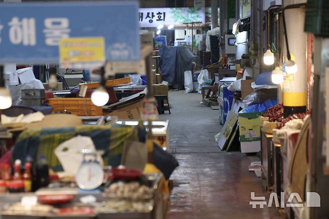 [서울=뉴시스] 김명년 기자 = 15일 서울시내 한 전통시장이 한산한 모습을 보이고 있다. 2025.04.15. kmn@newsis.com