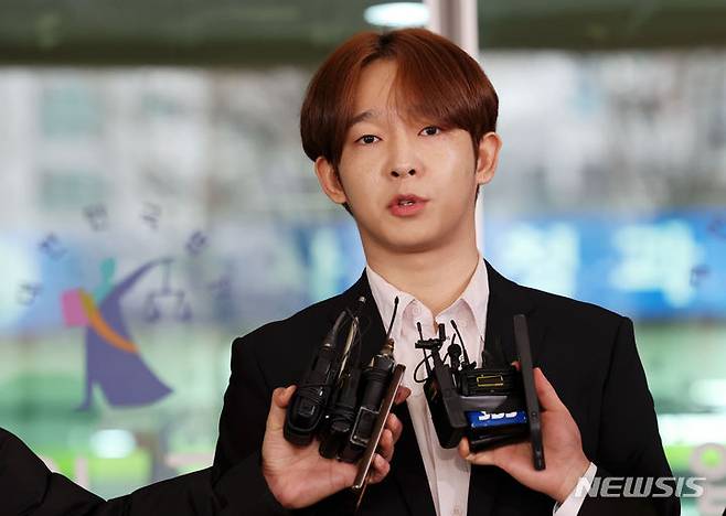 [서울=뉴시스] 홍효식 기자 = 마약 투약 혐의를 받는 가수 남태현이 18일 오전 서울 마포구 서울서부지방법원에서 열린 선고 공판에서 집행유예 선고를 받은 뒤 취재진 질문에 답하고 있다. 2024.01.18. yesphoto@newsis.com
