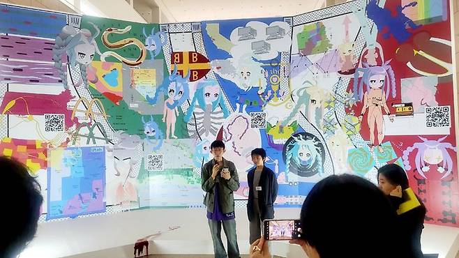 [사진=박현주미술전문기자]2025젊은모색전 입구부터 눈길을 끄는 업체의 멱등설 작품. *재판매 및 DB 금지