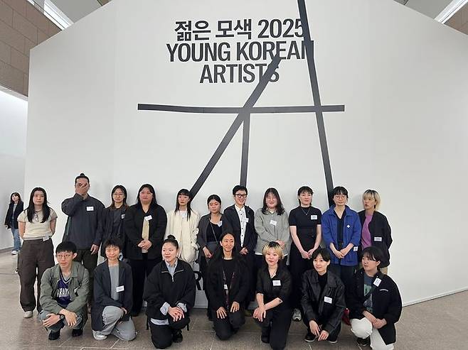 [사진=박현주 미술전문기자] 젊은모색 참여작가가 함께 모여 사진을 찍고 있다. *재판매 및 DB 금지