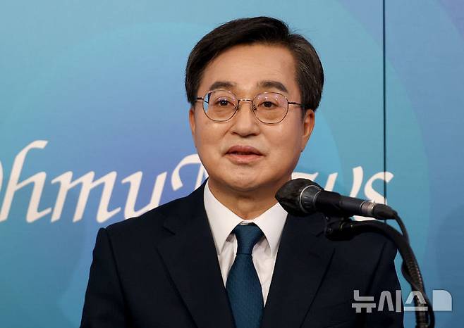 [서울=뉴시스] 국회사진기자단 = 김동연 제21대 대통령 선거 더불어민주당 경선 후보가 23일 서울 여의도 오마이TV 스튜디오에서 열린 오마이TV 초청 토론회에서 발언을 하고 있다. 2025.04.23. photo@newsis.com