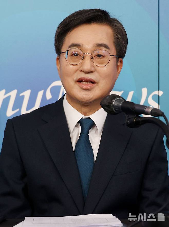 [서울=뉴시스] 국회사진기자단 = 김동연 제21대 대통령 선거 더불어민주당 경선 후보가 23일 서울 여의도 오마이TV 스튜디오에서 열린 오마이TV 초청 토론회에서 발언을 하고 있다. 2025.04.23. photo@newsis.com