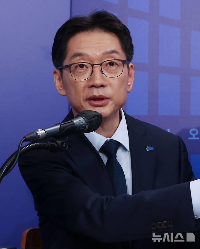 [서울=뉴시스] 국회사진기자단 = 김경수 제21대 대통령 선거 더불어민주당 경선 후보가 23일 서울 여의도 오마이TV 스튜디오에서 열린 오마이TV 초청 토론회에서 발언을 하고 있다. 2025.04.23. photo@newsis.com