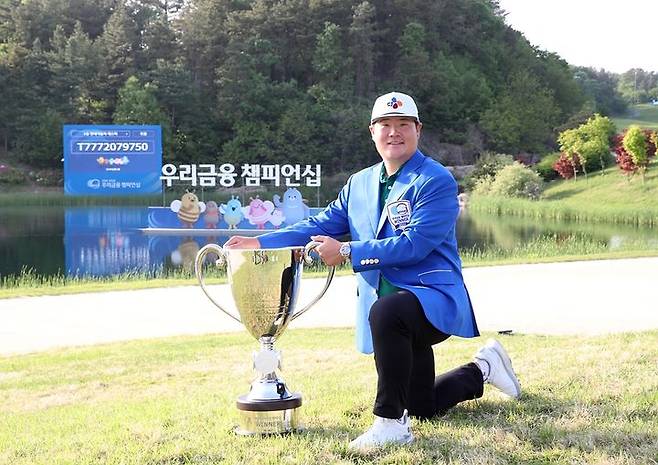 [서울=뉴시스] 지난해 4월28일일 경기 여주 페럼CC에서 열린 2024 KPGA 우리금융 챔피언십에서 우승을 차지한 임성재가 트로피와 함께 기념촬영하고 있다. (사진=KPGA 제공) 2024.04.28. *재판매 및 DB 금지
