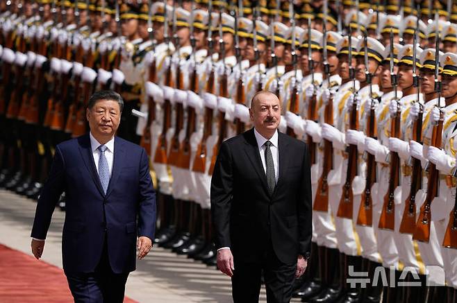[베이징=AP/뉴시스] 시진핑(왼쪽) 중국 국가 주석과 일함 알리예프 아제르바이잔 대통령이 23일(현지 시간) 중국 베이징 인민대회당에서 열린 환영식에서 중국군 의장대를 사열하고 있다. 알리예프 대통령은 시 주석의 초청으로 중국을 국빈 방문했다. 2025.04.23.