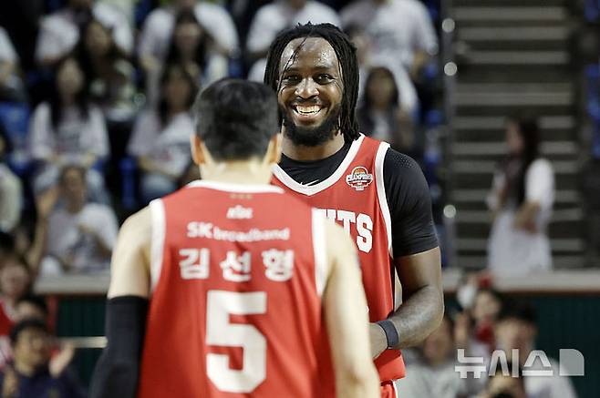 [서울=뉴시스] 최동준 기자 = 23일 서울 송파구 잠실학생체육관에서 열린 2024-2025 KBL 4강 플레이오프 수원 KT 소닉붐과 서울 SK 나이츠의 경기, SK 김선형이 득점에 성공한 뒤 자밀 워니와 기뻐하고 있다. 2025.04.23. photocdj@newsis.com