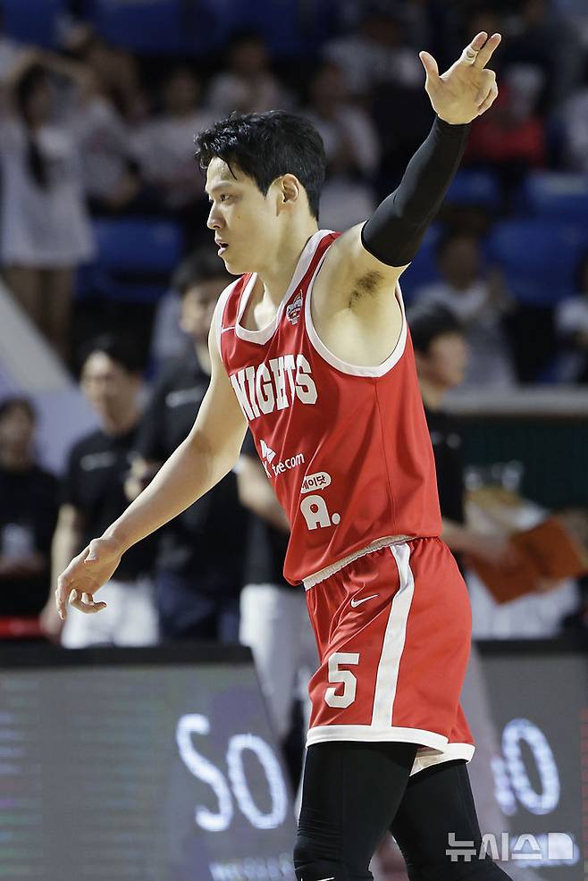 [서울=뉴시스] 최동준 기자 = 23일 서울 송파구 잠실학생체육관에서 열린 2024-2025 KBL 4강 플레이오프 수원 KT 소닉붐과 서울 SK 나이츠의 경기, SK 김선형이 3점슛을 성공시킨 뒤 세리머니하고 있다. 2025.04.23. photocdj@newsis.com