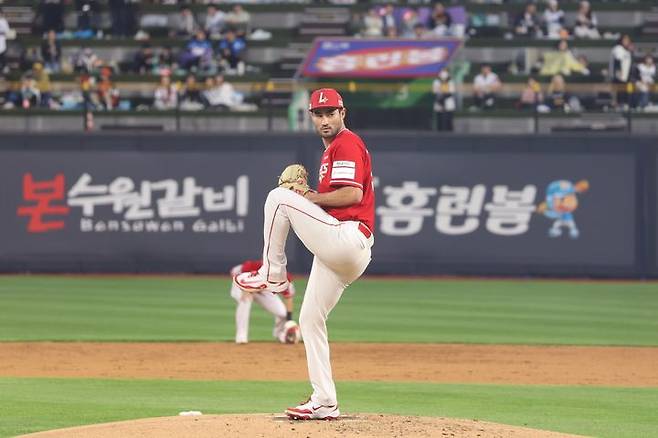 [서울=뉴시스] 프로야구 SSG 랜더스 미치 화이트가 23일 수원KT위즈파크에서 열린 2025 신한 쏠뱅크 KBO리그 KT 위즈와의 경기에 선발 등판해 공을 던지고 있다. (사진=SSG 랜더스 제공) 2025.04.23. *재판매 및 DB 금지