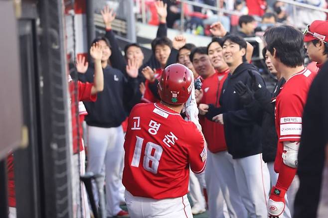 [서울=뉴시스] 프로야구 SSG 랜더스 고명준이 23일 수원KT위즈파크에서 열린 2025 신한 쏠뱅크 KBO리그 KT 위즈와의 경기에서 홈런을 친 뒤 더그아웃에서 동료들의 축하를 받고 있다. (사진=SSG 랜더스 제공) 2025.04.23. *재판매 및 DB 금지
