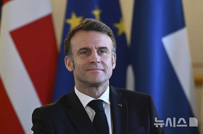 [런던=AP/뉴시스] ﻿﻿에마뉘엘 마크롱 프랑스 대통령이 올가을 국회를 해산하고 조기 총선을 실시하는 방안을 검토중이라는 주장이 제기됐다. 반면 프랑스 대통령실인 엘리제궁은 사실이 아니라며 부인하고 나섰다. 사진은 마크롱 대통령이 지난 3월 2일(현지 시간) 영국 런던 랭커스터하우스에서 열린 우크라이나 관련 유럽 특별 정상회의에 참석한 모습. 2025.04.23