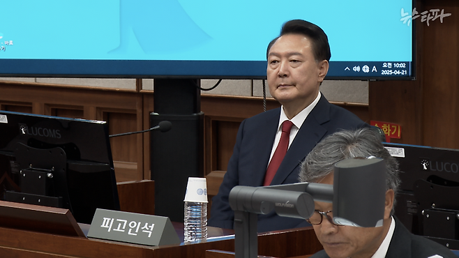 지난 14일 서울중앙지방법원에서 열린 '내란 우두머리' 혐의 형사재판에 피고인으로 출석한 윤석열. 수사 기록 속 국무위원들의 진술을 종합하면, 윤석열은 애초에 국무회의를 열지도 않은 채 바로 비상계엄을 선포하려 했던 '계엄법 위반 고의범'이다.