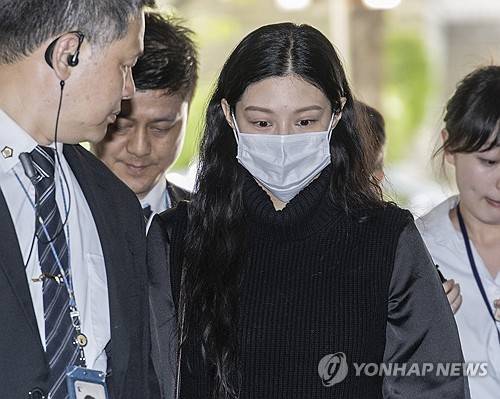 '입시비리' 항소심 선고 공판 향하는 조민 (서울=연합뉴스) 황광모 기자 = '입시비리' 혐의를 받는 조국혁신당 조국 전 대표의 딸 조민 씨가 23일 서울 서초구 서울중앙지법에서 열린 항소심 선고 공판에 출석하고 있다. 2025.4.23 hkmpooh@yna.co.kr