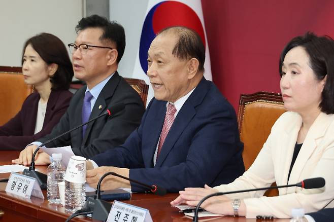 2차 경선 진출자 발표하는 황우여 선관위원장     (서울=연합뉴스) 김주성 기자 = 국민의힘 황우여 선거관리위원장이 22일 서울 여의도 국회에서 대통령 후보자 선출 2차 경선 진출자를 발표하고 있다.        첫번째 컷오프를 통과한 '4강 후보' 명단에는 김문수·안철수·한동훈·홍준표 후보(가나다순)가 이름을 올렸다.  2025.4.22     utzza@yna.co.kr (끝)   <저작권자(c) 연합뉴스, 무단 전재-재배포, AI 학습 및 활용 금지> 연합뉴스