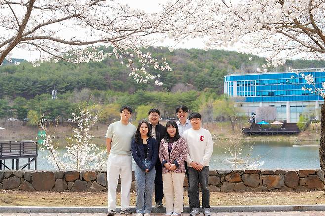 좌측 상단부터 시계방향으로 김도현 연구원(제1저자), 유자형 교수, 양경석 박사(제1저자), 이재모 연구원, 심유정 박사, 박가은 연구원. UNIST 제공