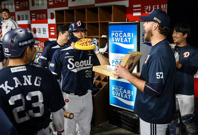 김재환이 22일 홈런을 날린 뒤 더그아웃에서 동료들과 세리머니를 펼치고 있다. 두산