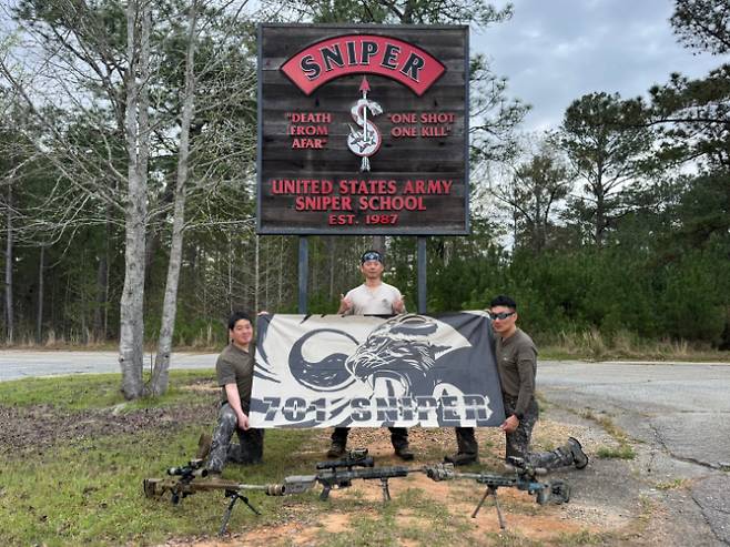 육군 1군단 특공연대 저격수팀은 4일부터 10일까지 미 조지아주 포트무어에서 개최된 '2025년 미 국제 저격수대회'에 참가해 '국제부문 1위'의 우수한 성적을 거두었다. 지난 2001년 시작되어 올해로 25회를 맞은 저격수대회는 세계 각국에서 선발된 최고의 저격수들이 모여 실력을 겨루는 권위있는 대회다. 사진은 대회에 참가한 1군단 특공연대 저격수팀 이동석 중사(왼쪽), 장제욱 중사(중앙)와 박대운 상사(오른쪽)가 기념사진을 촬영하고 있는 모습이다. 육군 제공