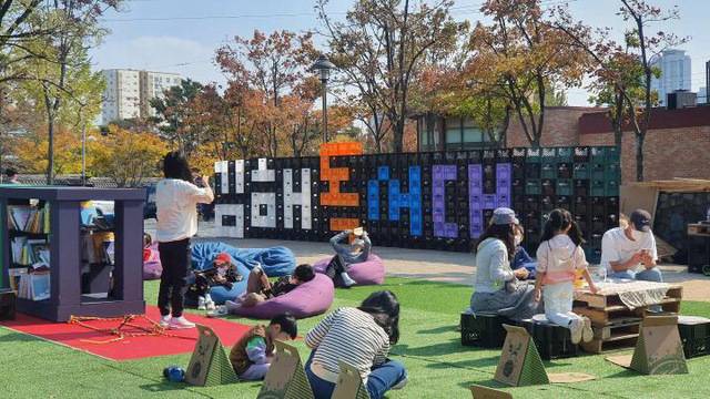 26~27일 ‘2025 김해독서대전’이 열린다. 사진은 2022년 행사에 참여한 시민들 모습. 김해시