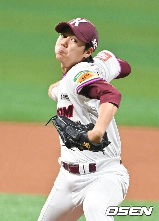 [OSEN=고척, 박준형 기자] 22일 오후 서울 고척스카이돔에서 ‘2025 신한 SOL BANK KBO리그’ 키움 히어로즈와 두산 베어스의 경기가 진행됐다.이날 키움은 하영민을 두산은 최승용을 선발투수로 내세웠다.1회초 키움 선발투수 하영민이 역투하고 있다.  2025.04.22 / soul1014@osen.co.kr